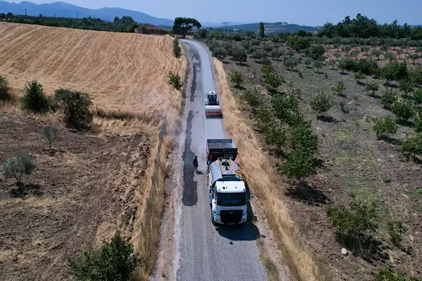 Manisa'da 8 kilometrelik yolda sathi kaplama çalışması yapılıyor