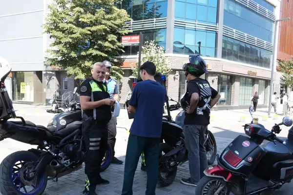 Düzce’de yaya yollarında motorlu araç denetimi: 17 araca ceza