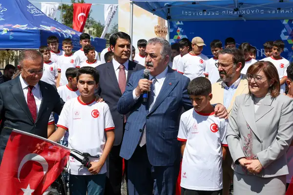 Yaz Kur’an Kursları futbol turnuvasına katılan yaklaşık 500 öğrenciye bisiklet desteği
