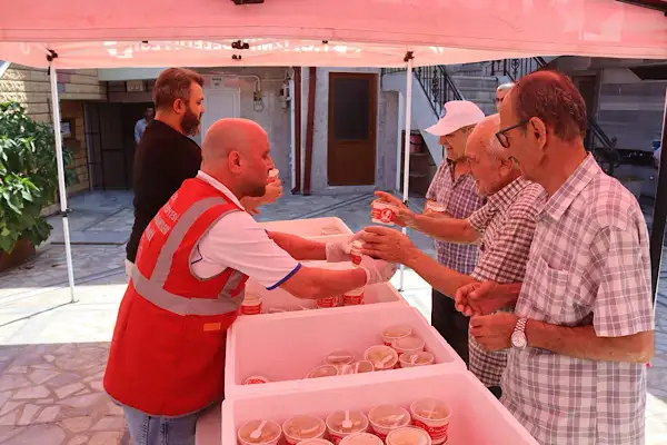 İzmit’te Mevlid Kandili dolayısıyla helva ikramı yapıldı