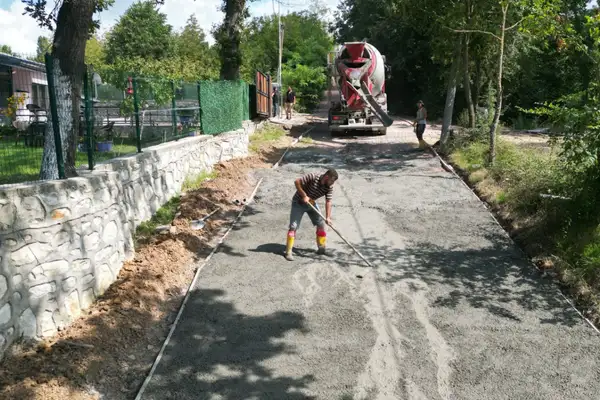 İzmit Belediyesi Dağköy'de beton yol çalışması yaptı