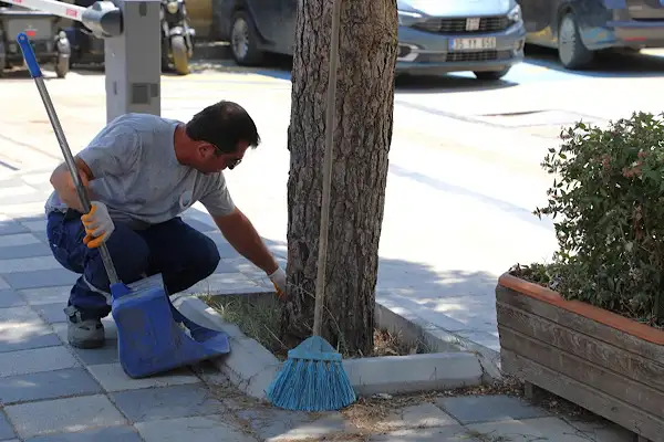  Menderes'te cadde temizliği çalışmaları başlatıldı