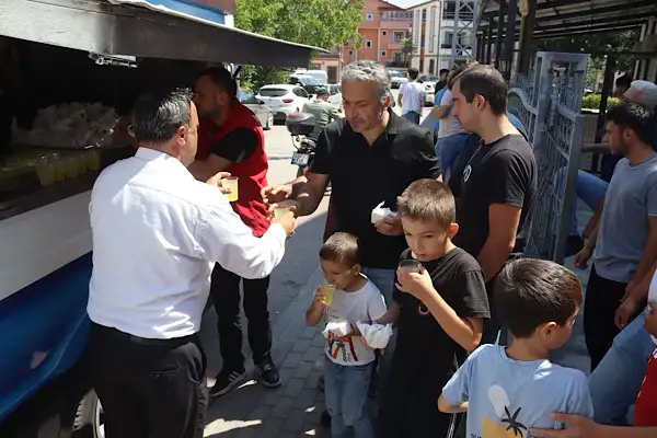 İzmit’te Cuma namazı sonrası kek ve limonata ikram edildi