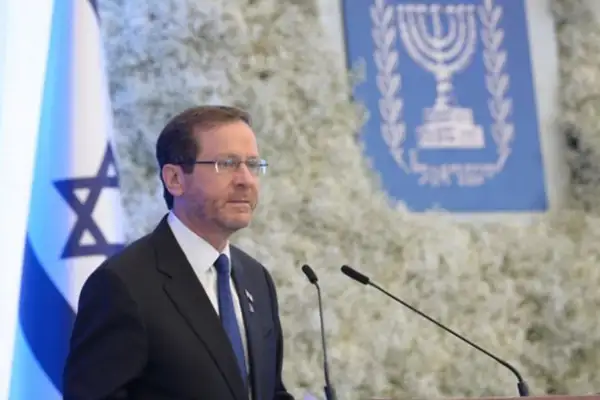 Herzog, askerde yaralanan Tulila ve ailesiyle bir araya geldi