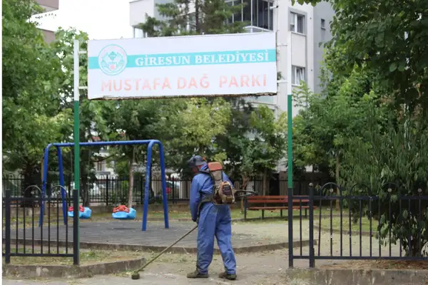 Giresun'da park ve bahçelerde temizlik çalışmaları sürüyor