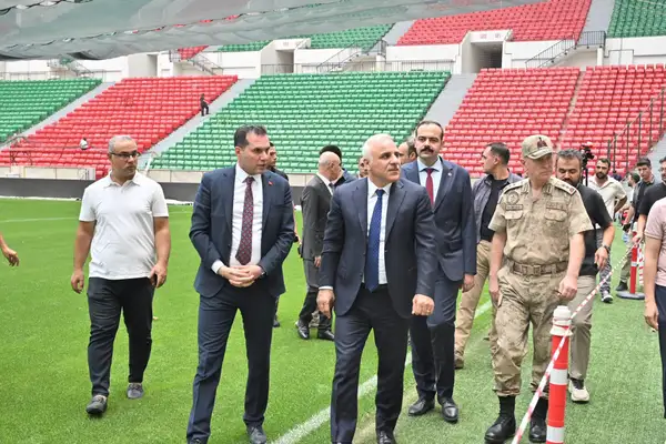 Vali Zorluoğlu Diyarbakır Stadı’ndaki çalışmaları inceledi
