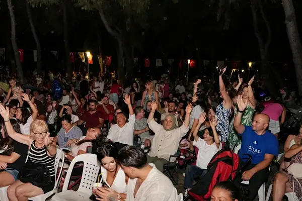 Konyaaltı’nda yağmura rağmen VoSahne konserine yoğun ilgi