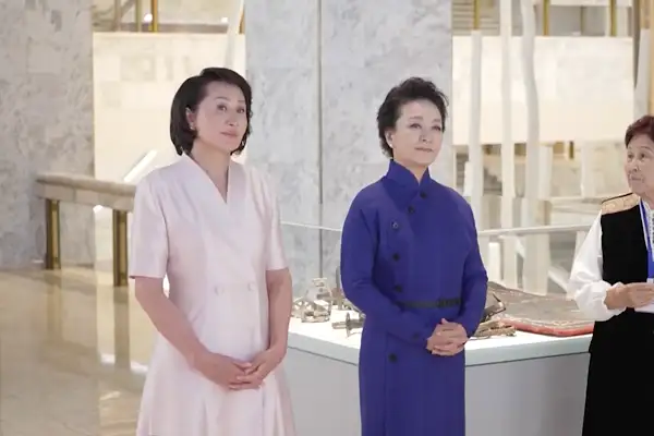 Peng ve Japarova, Kırgızistan Ulusal Tarih Müzesi’ni ziyaret etti
