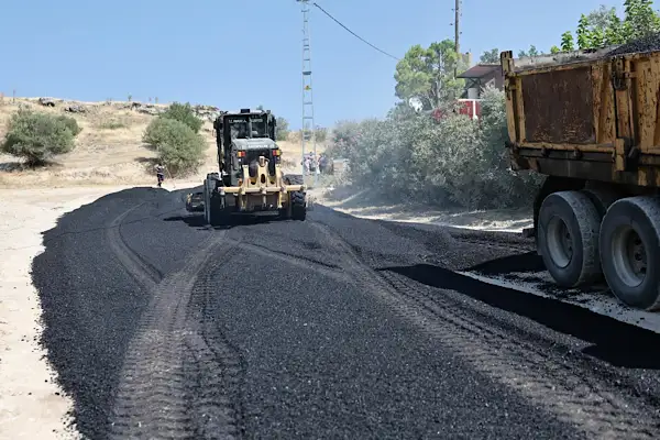 Pamukkale’de tarım yollarında asfaltlama çalışmaları sürüyor