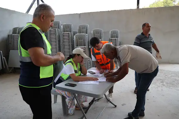  Antalya’da yangından etkilenen üreticilere sera naylonu desteği sağlandı