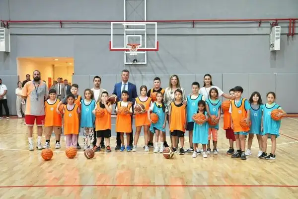 Başkan Sarıkurt’tan yaz tatilini spor salonlarında geçiren çocuklara ziyaret