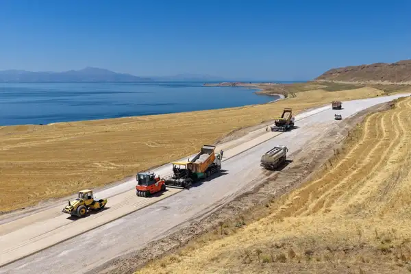 Van Gölü Sahil Yolu’nun Çitören-Ayanis etabında asfalt serimine geçildi