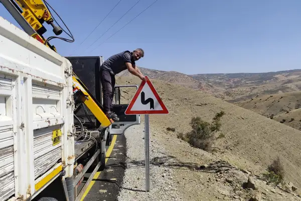 Şirvan’da grup yollarında trafik levhalama çalışmaları tamamlandı