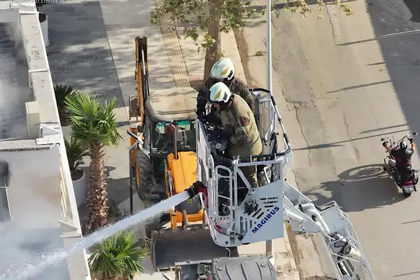İzmir'de 8 katlı banka binasının çatısında yangın çıktı