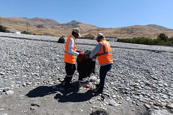 Van’da Ayanıs Plajı’nda temizlik çalışması sürüyor