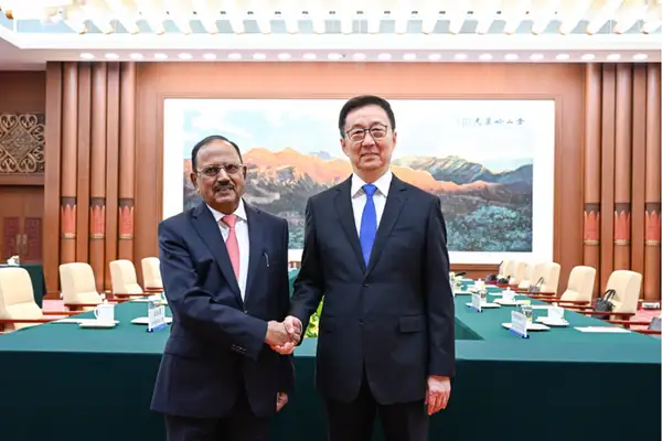 Çin Cumhurbaşkanı Yardımcısı Han Zheng, Ajit Doval ile görüştü