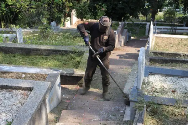 Giresun Belediyesi’nden mezarlıklarda temizlik çalışması