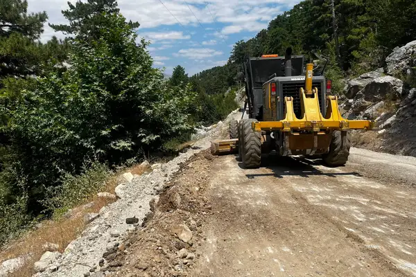 Antalya'da yollarda bakım, onarım ve altyapı çalışmaları sürüyor