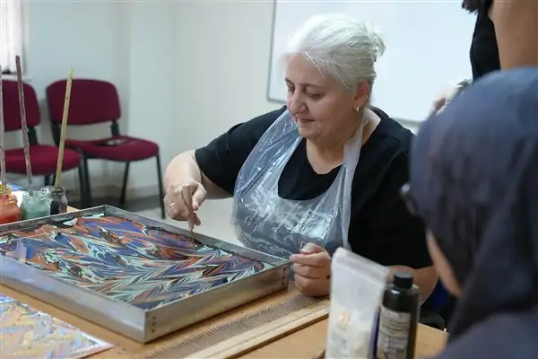 Keçiören’de şehit yakınlarına yönelik ebru atölyesi düzenlendi