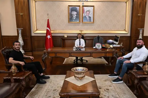 Milli Kick Boks Sporcusu Muhammed Dursun’dan Vali Aktaş’a ziyaret