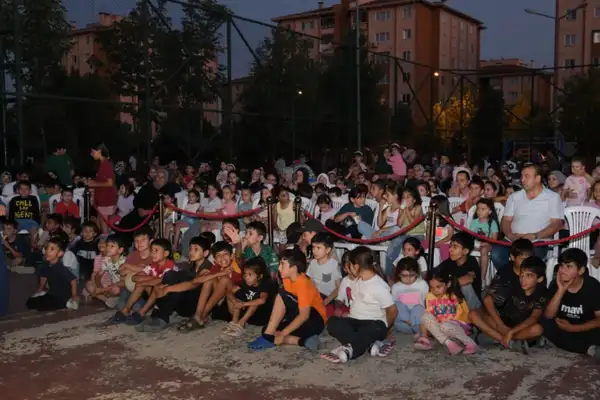Karagöz ve Hacivat yaz akşamında çocuklarla buluştu