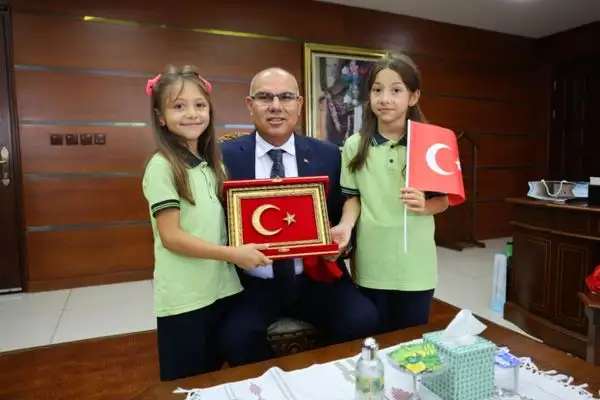 Yere düşen Türk bayrağını kaldıran öğrenci valilikte ağırlandı