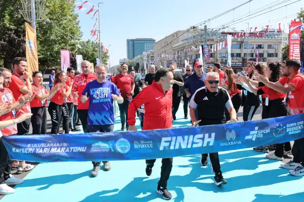 6. Uluslararası Kayseri Yarı Maratonu 10 bin sporseverin katılımıyla koşuldu