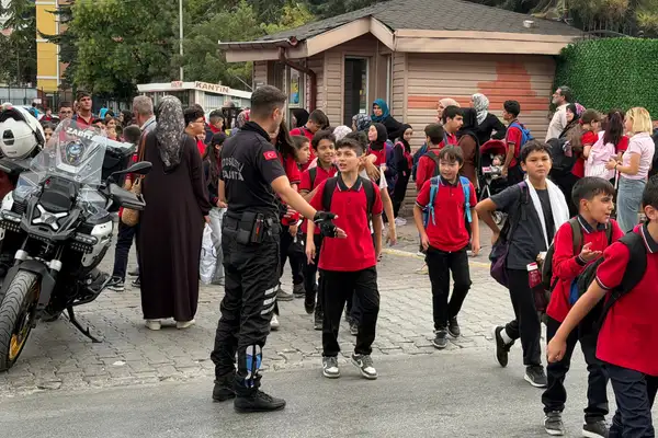 Konya Büyükşehir Zabıtası okul çıkışlarında öğrencilerin güvenliğini sağlıyor