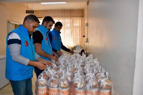 Siirt Belediyesi'nden ihtiyaç sahibi vatandaşlara sıcak yemek desteği