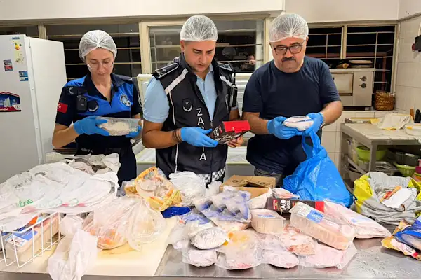 Alanya’da gıda denetimlerinde 2 işletme mühürlendi