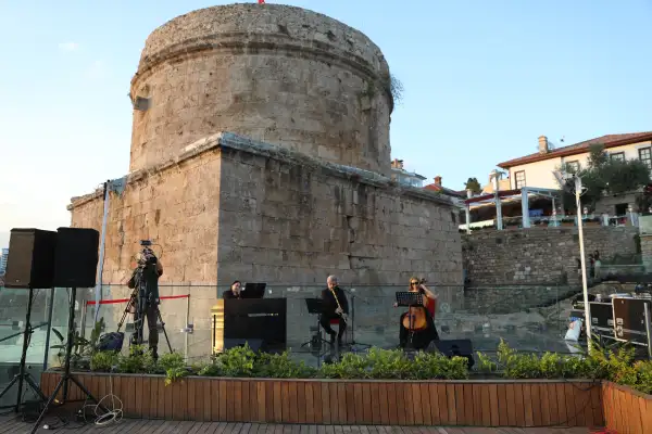 Hıdırlık Kulesi’nde gün batımına Zefir Trio eşlik etti