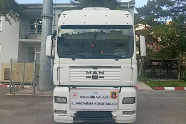 Kırşehir'de şasesi değiştirilen tır yol kontrolünde yakalandı