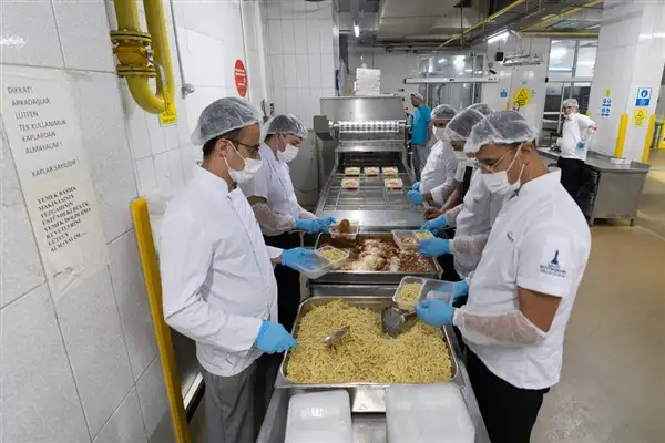 İzmir’de günlük 42 bin kişilik sıcak yemek üretiliyor