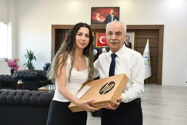 Tıp fakültesi öğrencisi Nida Nur Demirpek’e eğitim desteği