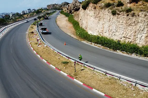 Kepez’de 3 noktaya toplam bin 500 metre oto korkuluk yerleştirildi
