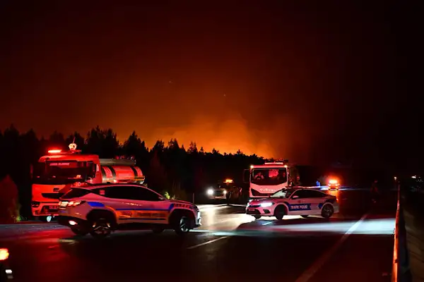Aksu'daki orman yangınına Kepez'den 20 araç ve 100 personel desteği