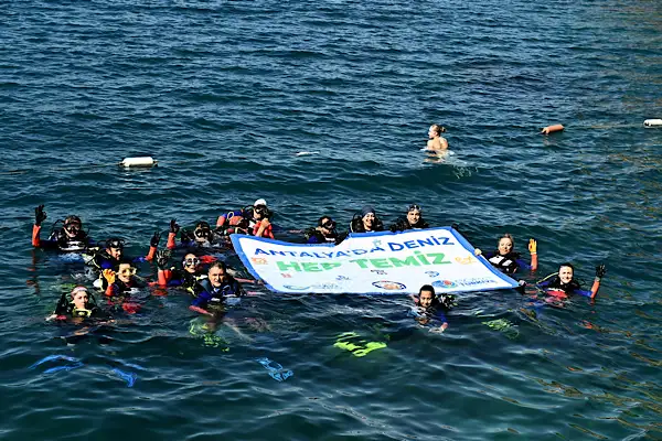 Antalya’da Dünya Temizlik Günü kapsamında deniz dibi temizliği yapıldı