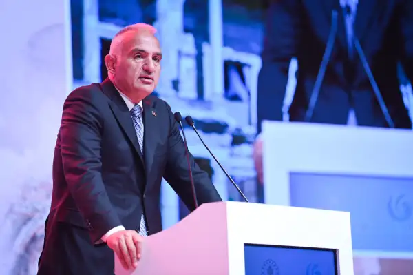 Bakan Ersoy, eski Bakan Mahir Ünal’ı ağırladı