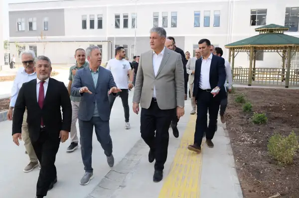 Vali Yavuz’dan yapımı tamamlanan öğrenci yurduna inceleme ziyareti