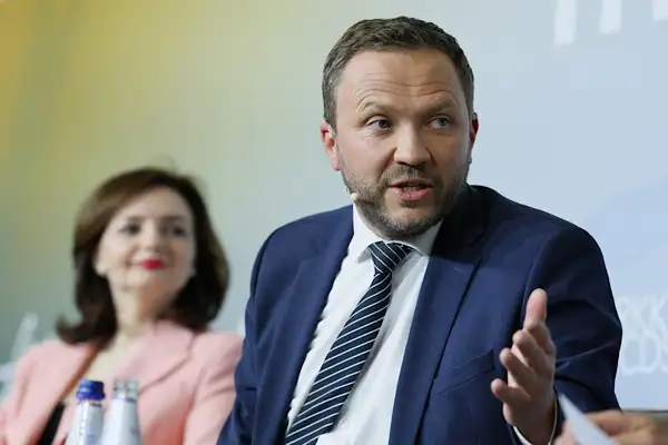 Tsahkna: Ukrayna’nın geleceği için eğitime yatırım yapılmalı