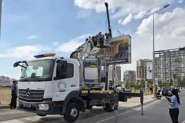 İzmir Büyükşehir Belediyesi'nden Karşıyaka'daki reklam ünitelerine ilişkin açıklama