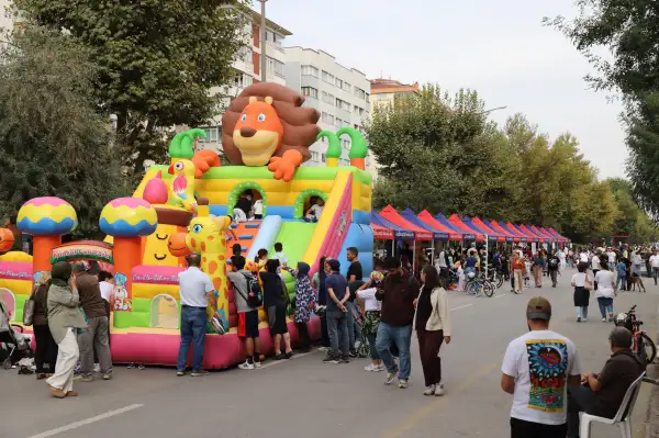 Eskişehir’de “Arabasız Pazar” etkinliğinde bulvarlar yayalara kaldı