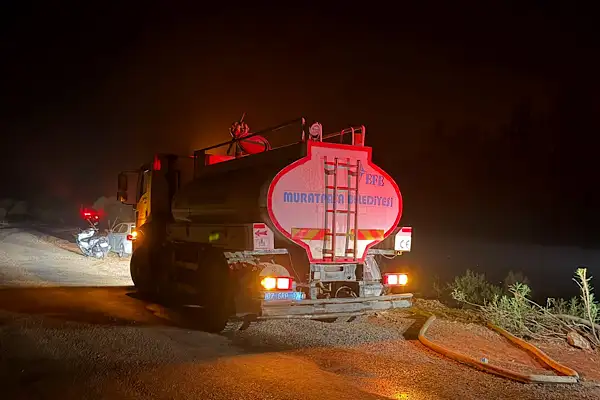 Muratpaşa'dan Aksu’daki orman yangınına ekip ve araç desteği sağlandı