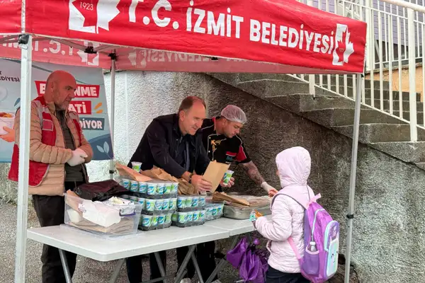 İzmit Belediyesi'nden öğrencilere pizza ve ayran ikramı