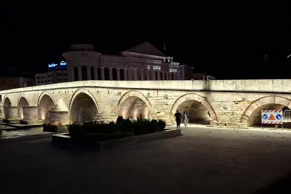 Üsküp’ün tarihi Taşköprü’sü aydınlatıldı