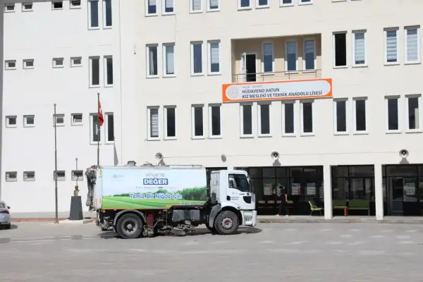 Niğde Belediyesi okullarda temizlik ve dezenfeksiyon çalışması yaptı