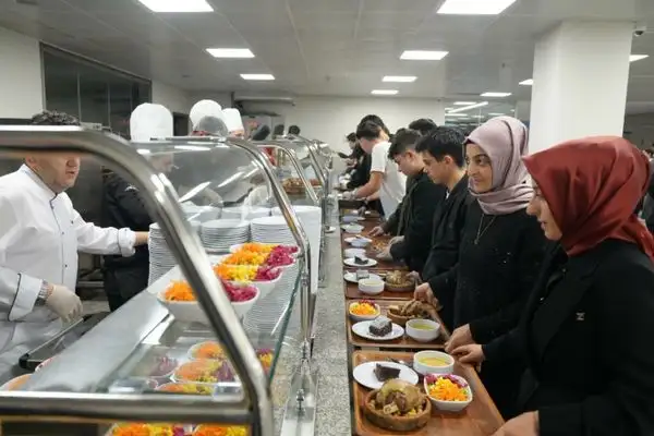 Ümraniye’de öğrencilere ücretsiz yemek