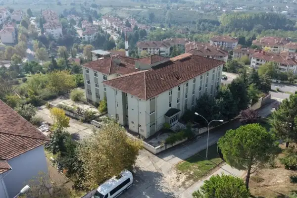 Düzce’de eski Sağlık Meslek Lisesi binası huzurevine dönüştürülecek