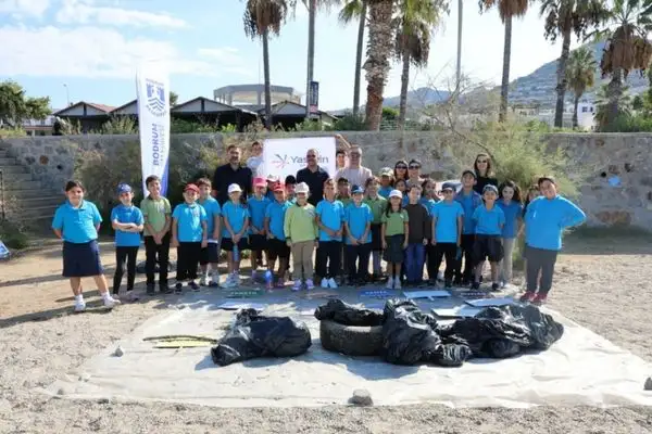 Turgutreis’te öğrenciler kıyı temizliği yaptı