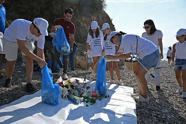 Antalya'da Dünya Kıyı Temizliği Günü kapsamında sahil temizliği yapıldı